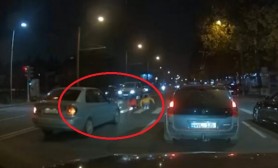 Gest TERIBIL în capitală. Două fete s-au culcat pe trecerea de pietoni în fața mașinilor